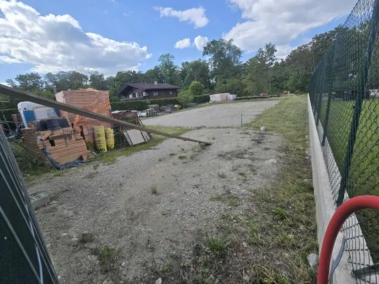 Baubewilligtes Projekt für 3 Reihenhäuser + Grundstück 956m², aufgeschlossen um nur €193.000,-