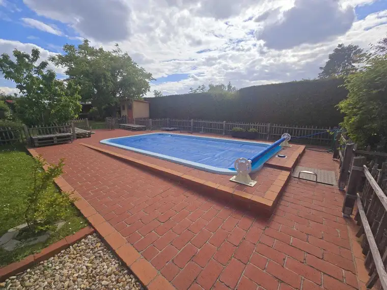 Charmantes Einfamilienhaus + 1000 m² Grundstücksfl. + Kamin + beheizter Swimming Pool + Klimaanlage + Zwei Küchen + 6 Zimmer + Garage + Bahnhof in der Nähe