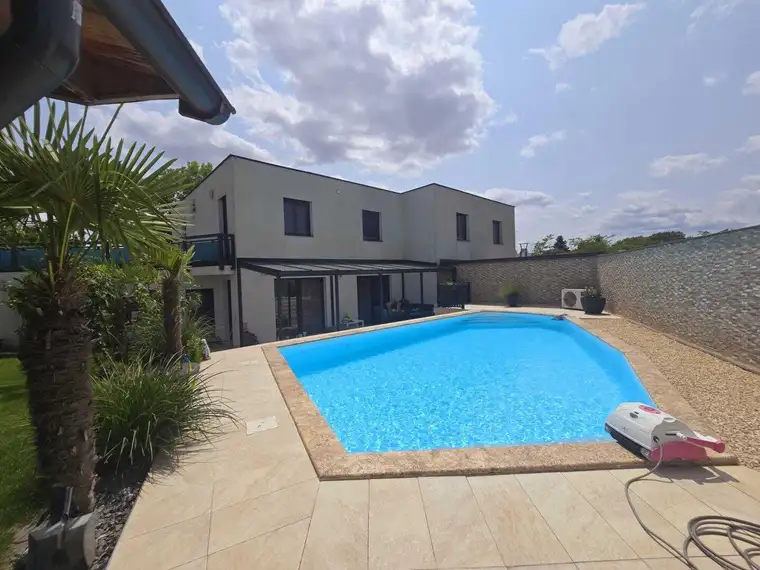 ++ECHTE Traumhaus++ WEG VON DER GROßSTADT, JEDOCH TROTZDEM NÄHE WIEN ++ Neuwertiges Eckreihenhaus mit beheiztem Swimming Pool, Garten, Terrasse, Garage und Technikraum ++ 30.Min.von Wien entfernt