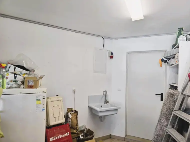++ECHTE Traumhaus++ WEG VON DER GROßSTADT, JEDOCH TROTZDEM NÄHE WIEN ++ Neuwertiges Eckreihenhaus mit beheiztem Swimming Pool, Garten, Terrasse, Garage und Technikraum ++ 30.Min.von Wien entfernt