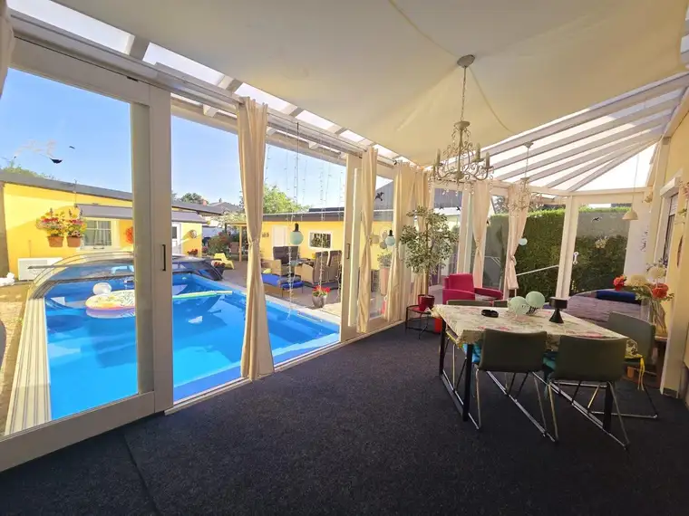 + PARADIES FÜR FAMILIEN MIT LUFTWÄRMEPUMPENHEIZUNG + WINTERGARTEN + BEHEIZTER POOL MIT ÜBERDACHUNG + PARTYRAUM + SAUNA + GARAGE + CARPORT + GRILL + NÄHE S-BAHN +