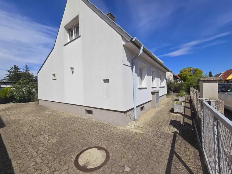 Charmantes Einfamilienhaus 125m² wohnfl. mit 791m² Garten und überdachte Terrasse und Kaminanschluss in Leobersdorf – S-Bahn in der Nähe!