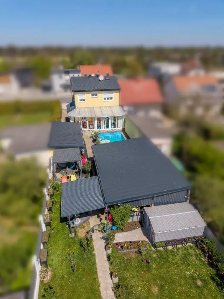 + EINFAMILIENHAUS / Grenze Deutsch Wagram + Grundstück 774m² + BEHEIZTER POOL MIT ÜBERDACHUNG + GARAGE + CARPORT + NÄHE S-BAHN +