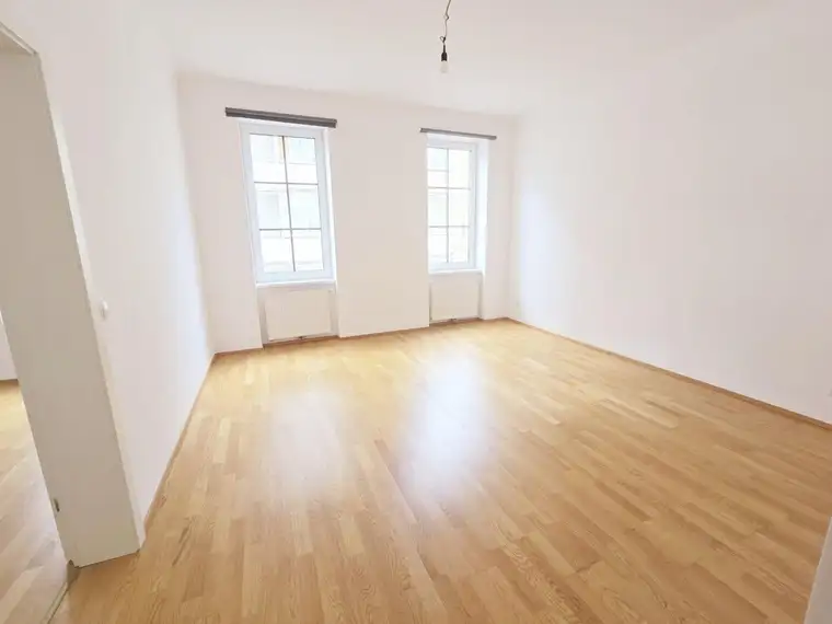 +Stilvolle Wiener-Altbauwohnung + 2 Zimmer Wohnung + Extra Küche + genehmigte 12,45m² Hof-Loggia in Margareten
