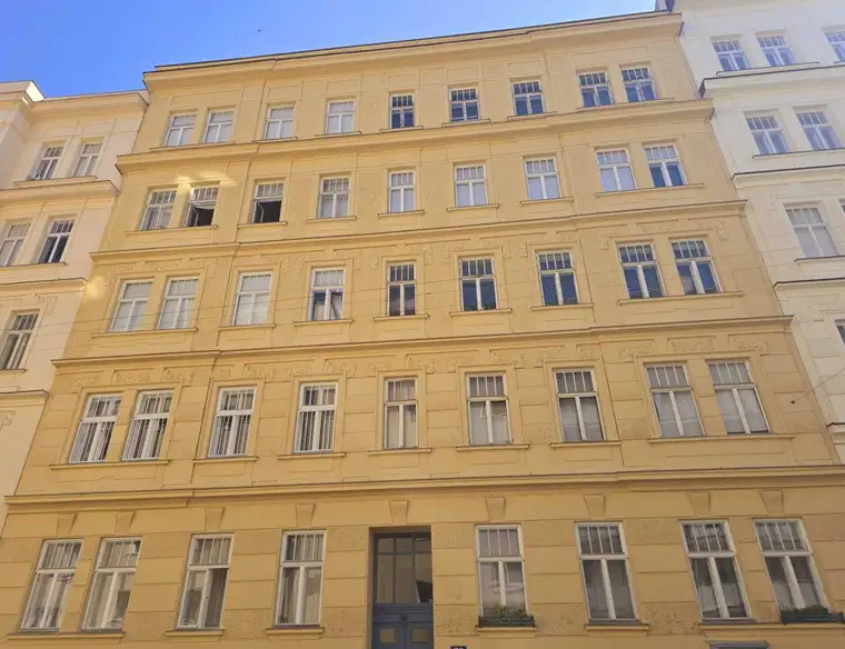 + Lichtdurchfluteter Wohntraum mit Kamin + Helle 3-Zimmer-Wohnung, Renovierungsbedürftig mit separater Küche + Nähe U1 + Innenhof-Balkon +