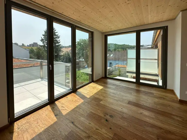 Exklusiver Dachgeschoss-Erstbezug mit traumhaften Fernblick &amp; Terrasse, Luftwärmepumpe, Photovoltaikanlage, Aufzug