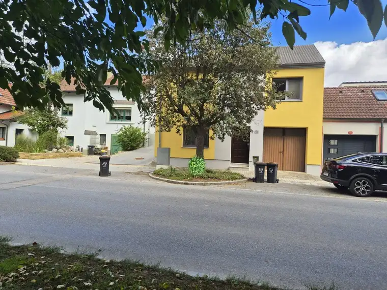Nachhaltig Wohnen im Weinviertel: Charmantes und gepflegtes Ziegelmassiv-Einfamilienhaus in Top-Lage von Asparn - nahe Mistelbach: 4 Zimmer + separate Küche, Garage, Dämmung &amp; Kunststofffenster um nur 199.900 €
