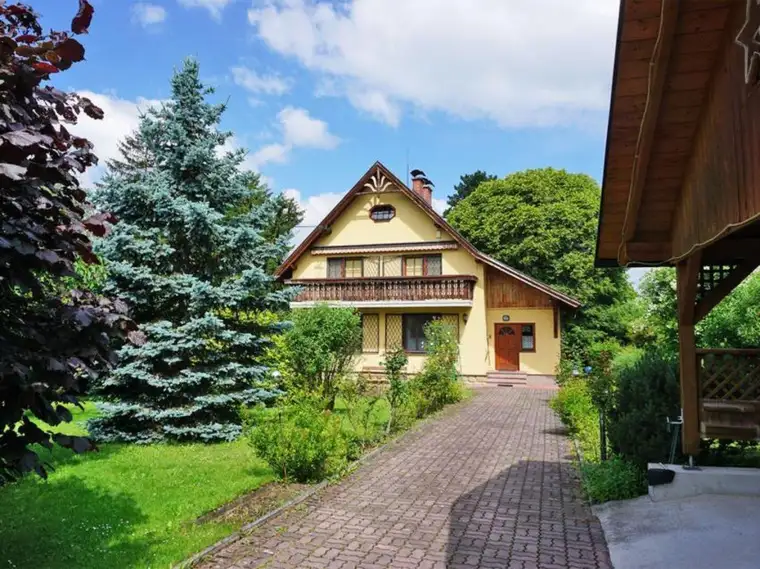 Charmantes Wienerwaldhaus mit ebenem Garten in herrlicher Ruhelage