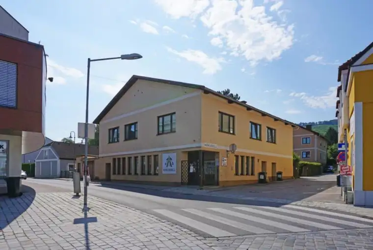 Wohn- und Geschäftshaus mit Nebengebäuden und Garten im Ortszentrum von Maria Anzbach