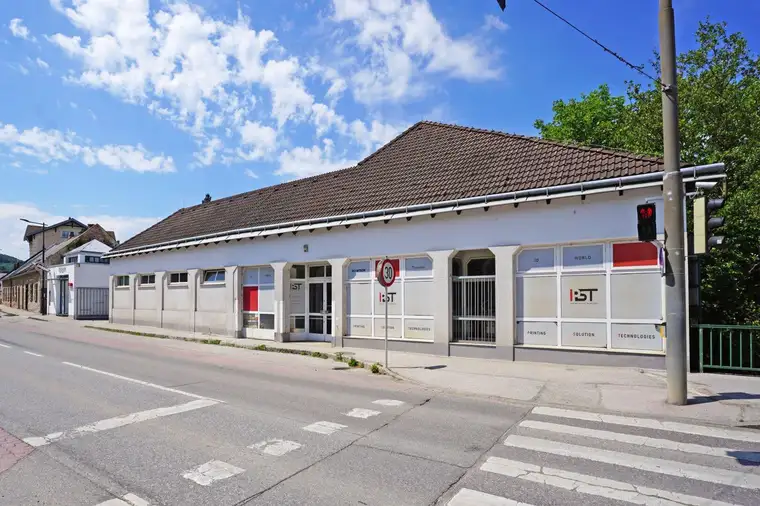 HALLE - FIRMENSITZ - GESCHÄFTSFLÄCHE mit Parkplätzen in bester Frequenzlage