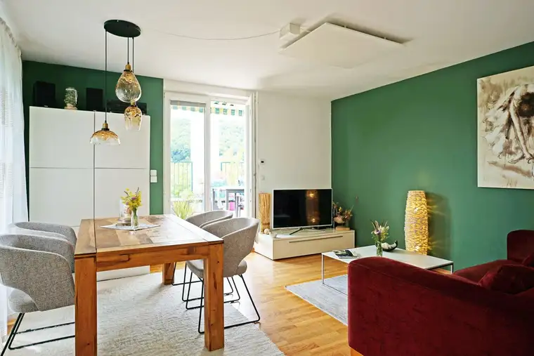 Schlossblick &amp; Wienerwald: Stilvolle 2,5-Zimmer-Wohnung mit 38 m² Dachterrasse