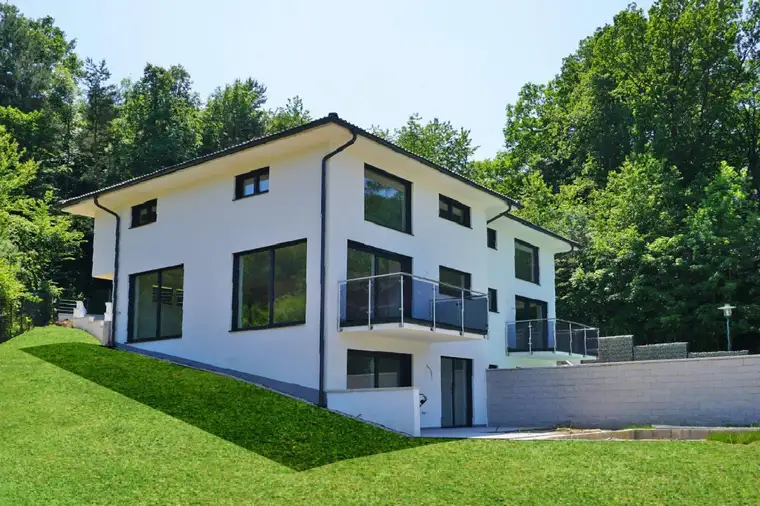 Erstbezug: Schlüsselfertige Doppelhaushälfte mit Pool an der Wiener Stadtgrenze