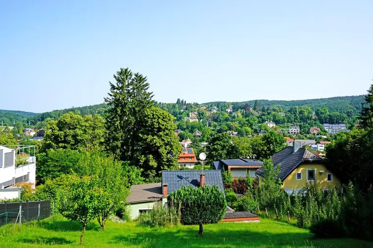 Großes Grundstück in Top-Aussichtslage mit gut vermietbarem Häuschen