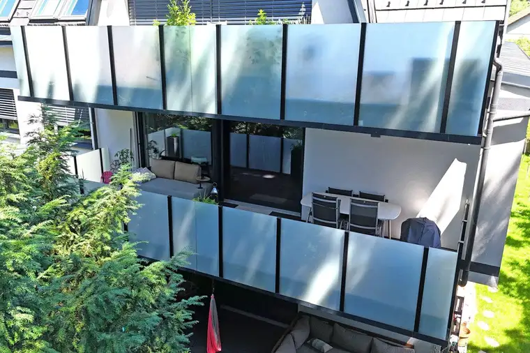 Neue Luxuswohnung mit großzügiger Terrasse in absoluter Ruhelage mit Top Verkehrsanbindung