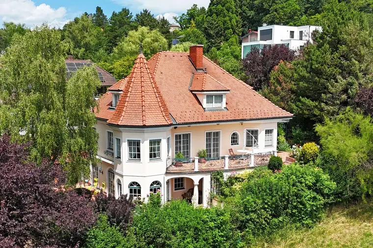 Repräsentative Traum-Villa in ruhiger Aussichtslage! Schwimmhalle, Sauna und Biotop