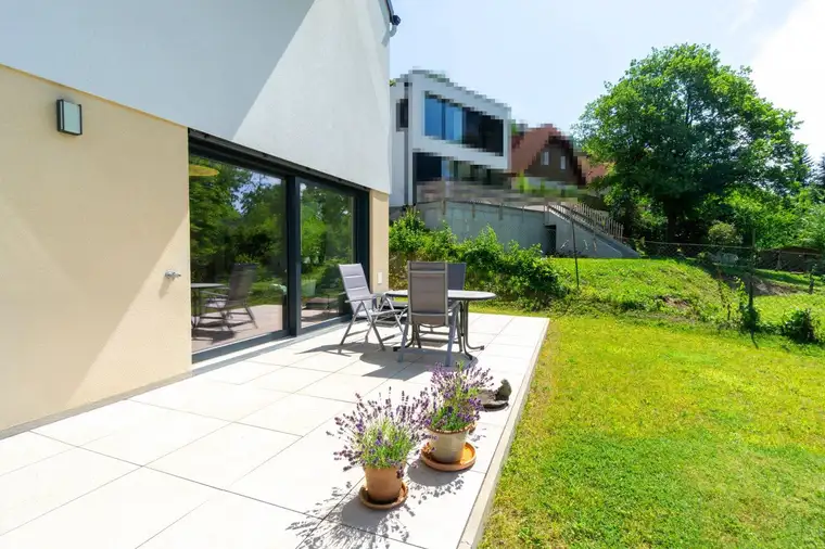Design trifft Natur: stylische Garten-Maisonettewohnung mit traumhafter Aussicht