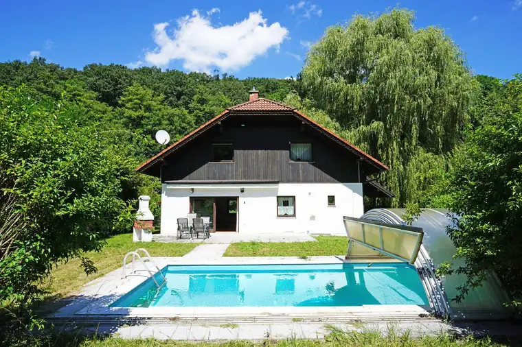 Familienidyll in Grünruhelage am Waldrand mit großem Garten, Schwimmbecken und Sauna