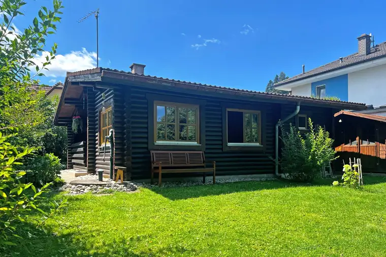 Gepflegtes Holzhaus auf ebenem Grundstück in ruhiger Lage im Ortskern