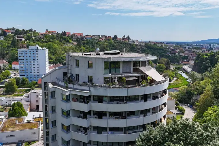 Atemberaubende Dachterrassenwohnung mit Kremstal-Blick im spektakulären "Punkthaus" - fußläufig in die Altstadt