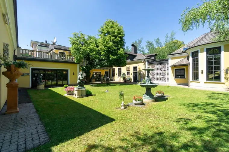 Außergewöhnliches Villen-Anwesen mit parkähnlichem Garten und separatem Gästehaus