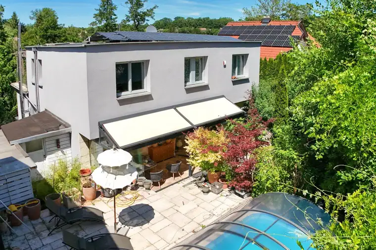 Exklusives Mehrfamilienhaus mit Ateliercharakter, Einliegerwohnung und Pool