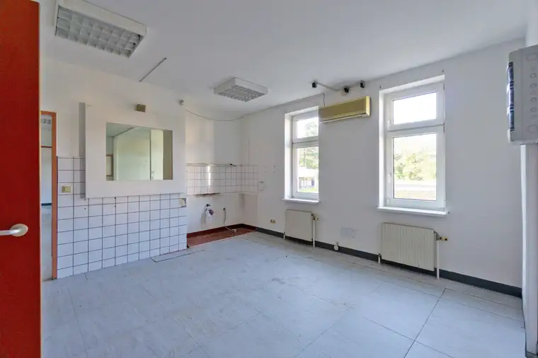 Flexibel gestaltbare, ca. 96 m² große Ordination/Praxis in top Lage in Hütteldorf