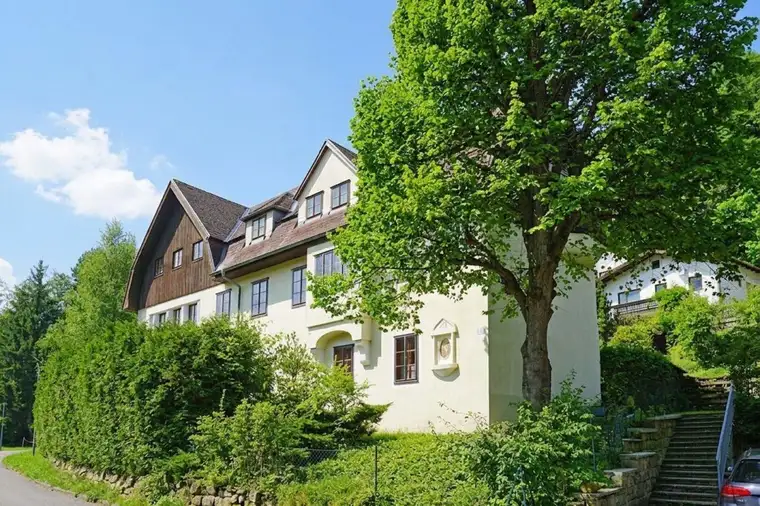 Großzügige 6-Zimmer-Wohnung im charmanten „Adlerhof“ - inkl. Eigengarten und Stellplatz