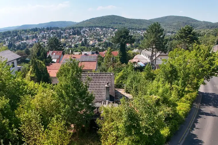Am Satzberg: Eckgrundstück in Westlage mit Abbruch-Sommerhaus