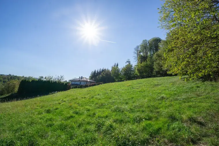 Großzügiges Baugrundstück mit Fernblick in sonniger Südostlage