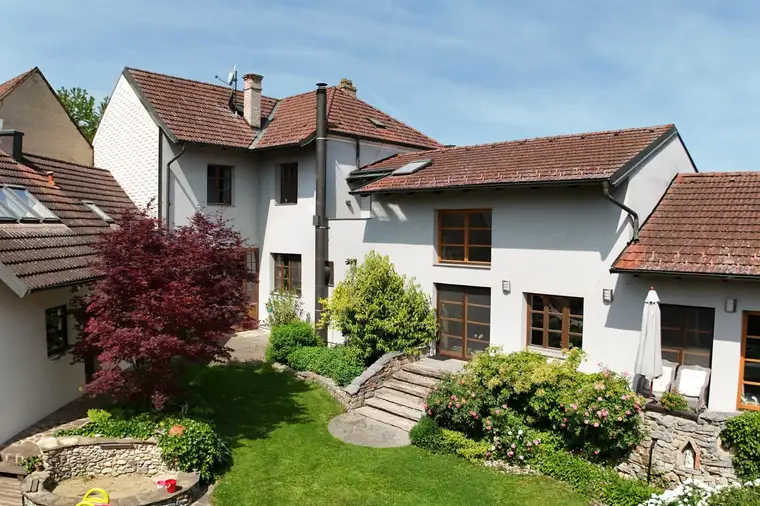 Ein Vierkanthof wie aus dem Bilderbuch – liebevoll renoviertes Wohnhaus und traumhafter Innenhof