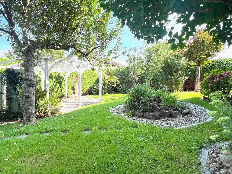 Liebevoller Garten mit Einfamilienhaus