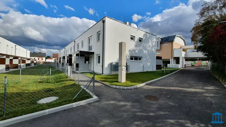! ZWEITBEZUG + PROVISIONSFREI ! Reihenhäuser mit Carport in Zentrumsnähe!