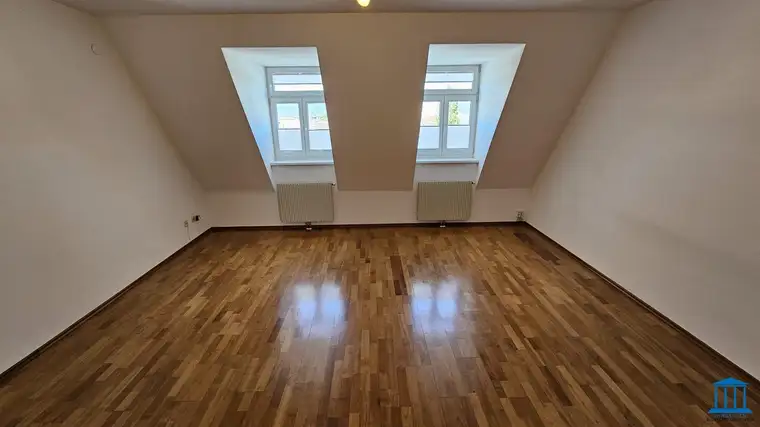 Traumhafter Weitblick - Dachgeschoss-Mietwohnung mit Panoramalift in Bahnhofsnähe (Top 15)