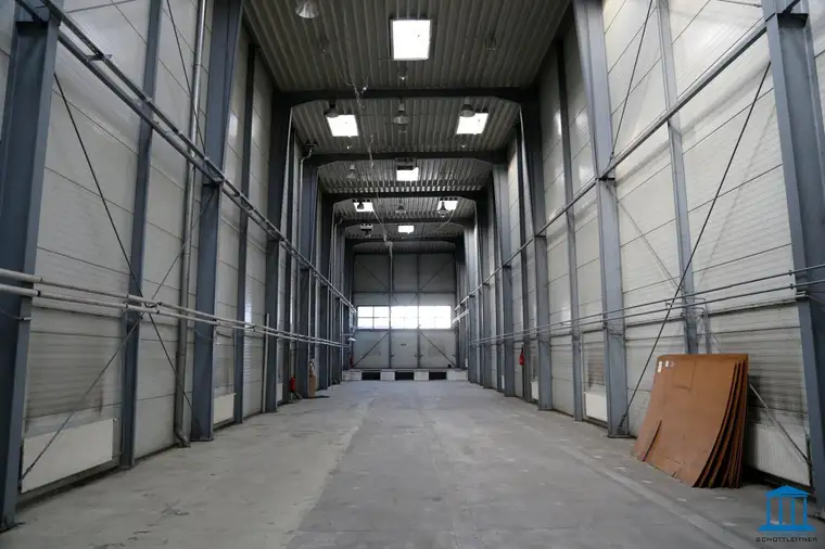 Vielseitig nutzbare Halle mit ca. 8-10 m Raumhöhe und Parkflächen
