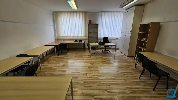 Gut gelegenes Büro in der Nähe von der Auge Gottes Kreuzung (Top 8)
