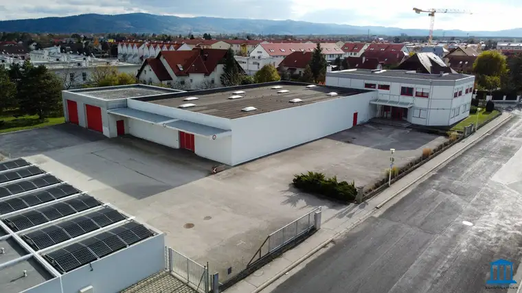 Hochwertig ausgestattetes Büro mit anschließender Halle - ausreichend Parkflächen am Areal!