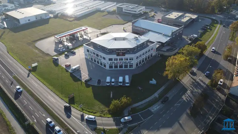 Barrierefrei erreichbares Geschäftslokal an frequentiertem Standort mit zahlreichen Parkflächen am Areal