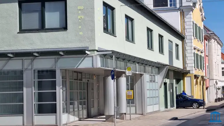 TOP-Lage / Geschäftslokal mit Großraum-Büro sowie ca. 1 Dutzend Garagen-Plätzen