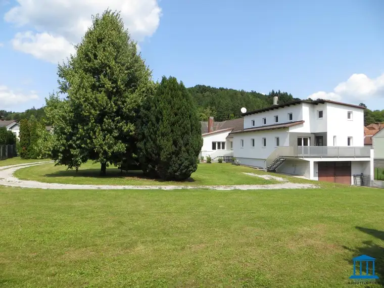 Großes Grundstück mit zwei Häusern und Gasthaus im Zentrum von Wiesen