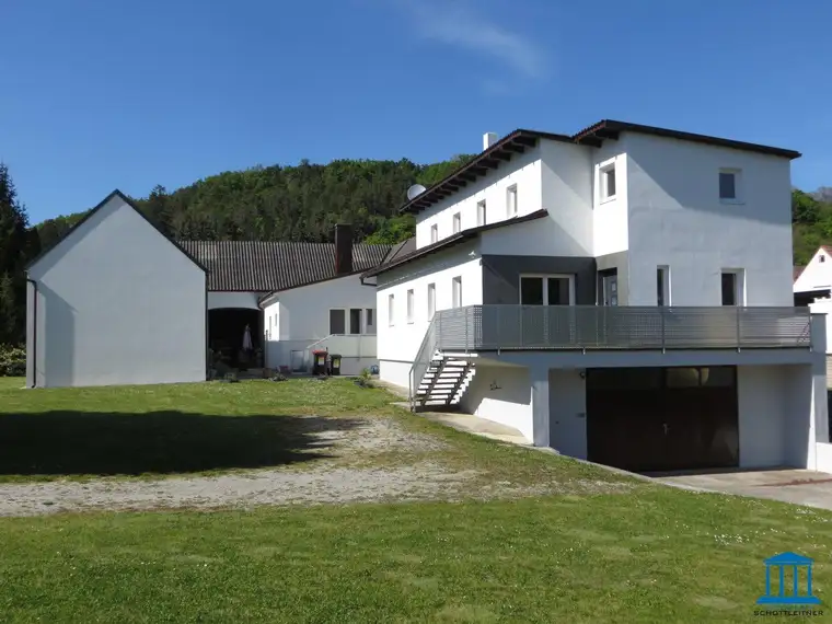 Großes Grundstück mit zwei Häusern und Gasthaus im Zentrum von Wiesen