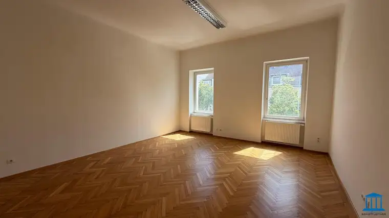 Gepflegtes Büro mit Teeküche und gem. Terrassennutzung - Parkplätze OPTIONAL (Top 4 im 1. Liftstock)