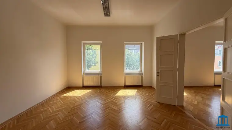 ALTBAU-Charakter - Großzügiges Büro im 1. Liftstock mit Parkplatz-Optionen Im Innenhof (Top 5 im 1. Liftstock) - Erweiterungsoption via Top 1!