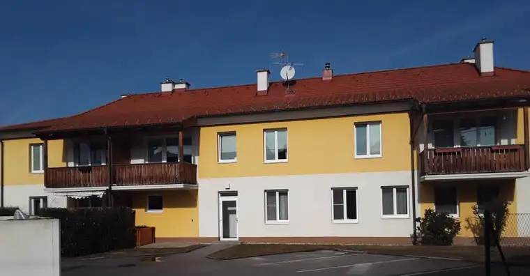 Geförderte Arztpraxis mit 4 PKW-Abstellplätzen | Top 2/5 | EG mit 7 Räumen.