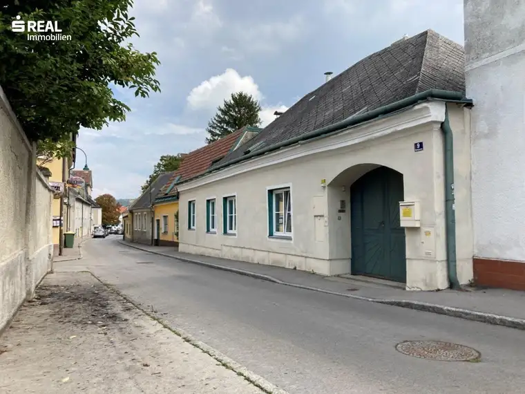 Stadthaus mit Stiftsblick mitten in Klosterneuburg: 6 Zimmer, 134,61m² + Innenhof, Lagerräume und Garage!