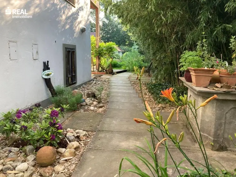 Schlichtes "Amerikanerhaus" mit prachtvollem Naturgarten, Schwimmteich und mit 2 separaten Wohneinheiten !