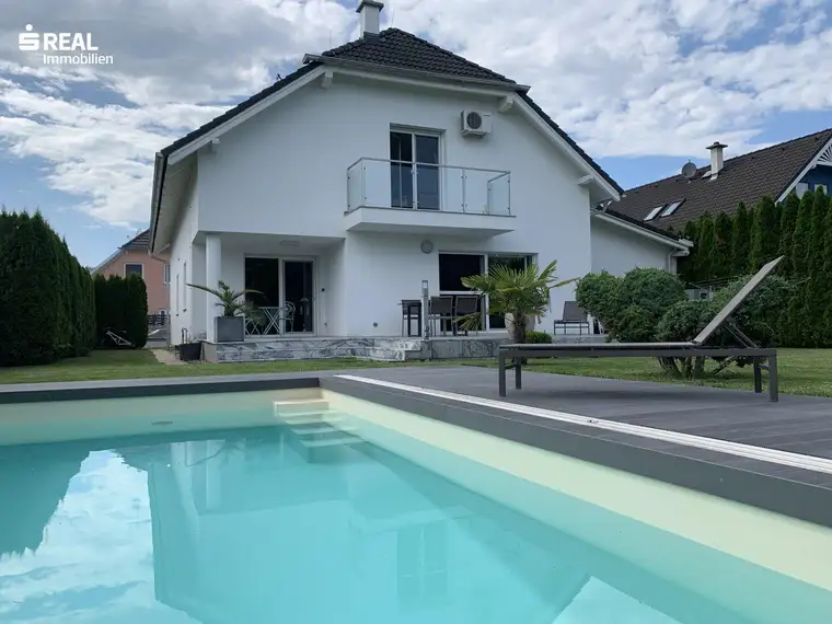 Luxuriöses Wohnen: Designhaus mit Garten, Pool und geräumiger Garage