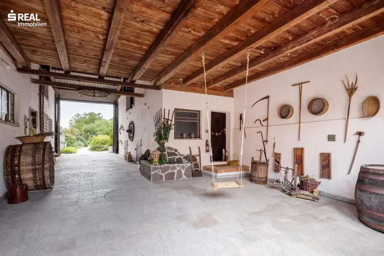 Einmalig attraktives Wohnhaus mit Traumgarten, Pool, Garagenplätzen und großen Nebengebäuden