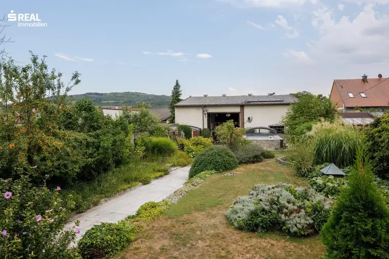 Einmalig attraktives Wohnhaus mit Traumgarten, Pool, Garagenplätzen und großen Nebengebäuden