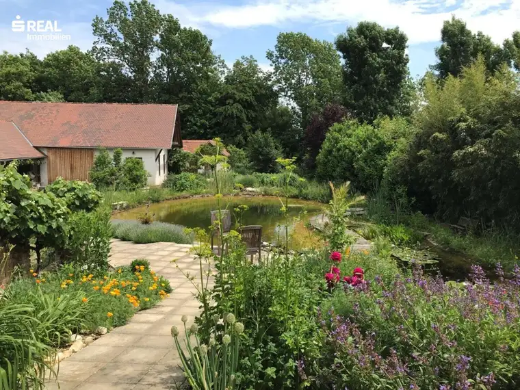 Gepflegte Dachgeschosswohnung mit gemeinsam nutzbaren Schwimmteich und großem Garten !