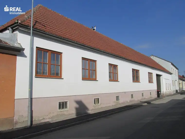 Vielseitig nutzbarer Vierseithof mit Maschinenschuppen, Stallungen, Keller und Garten